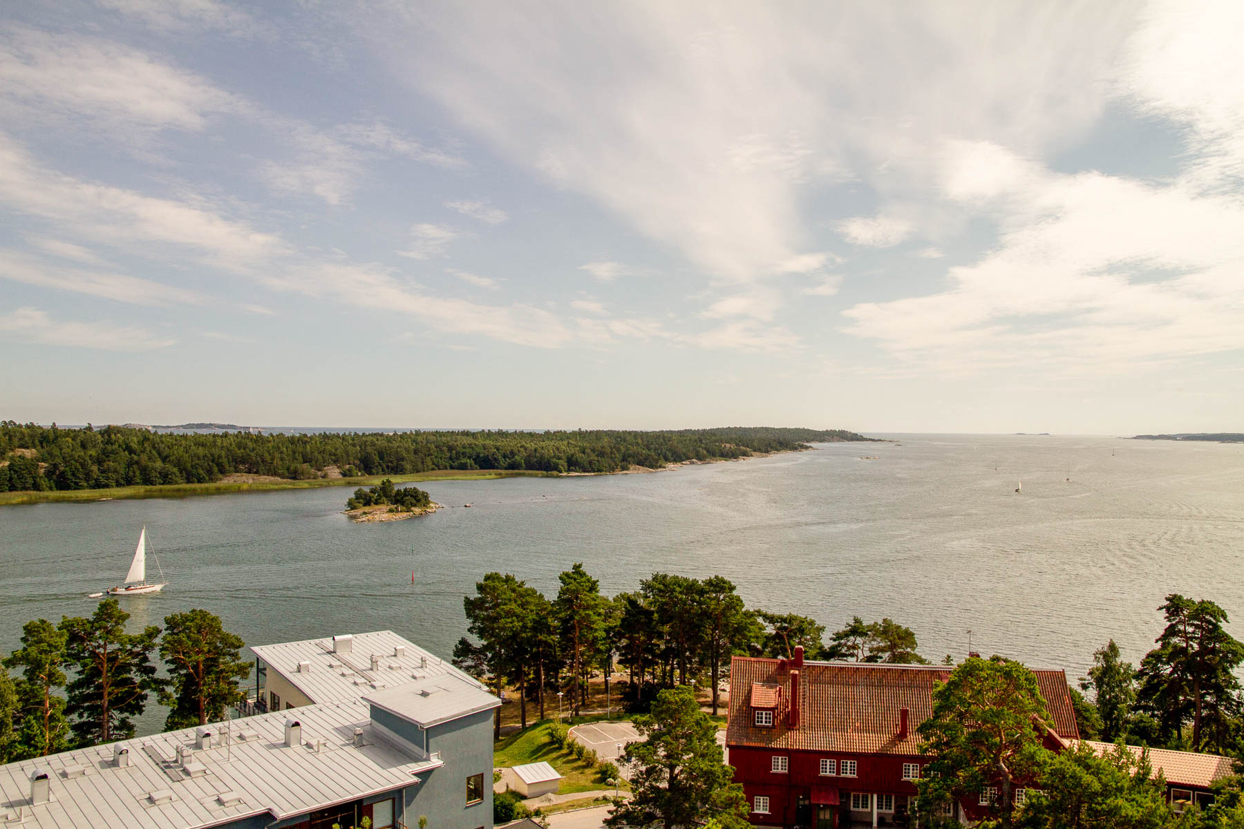 Nynäs havsbad och båtar nedanför.