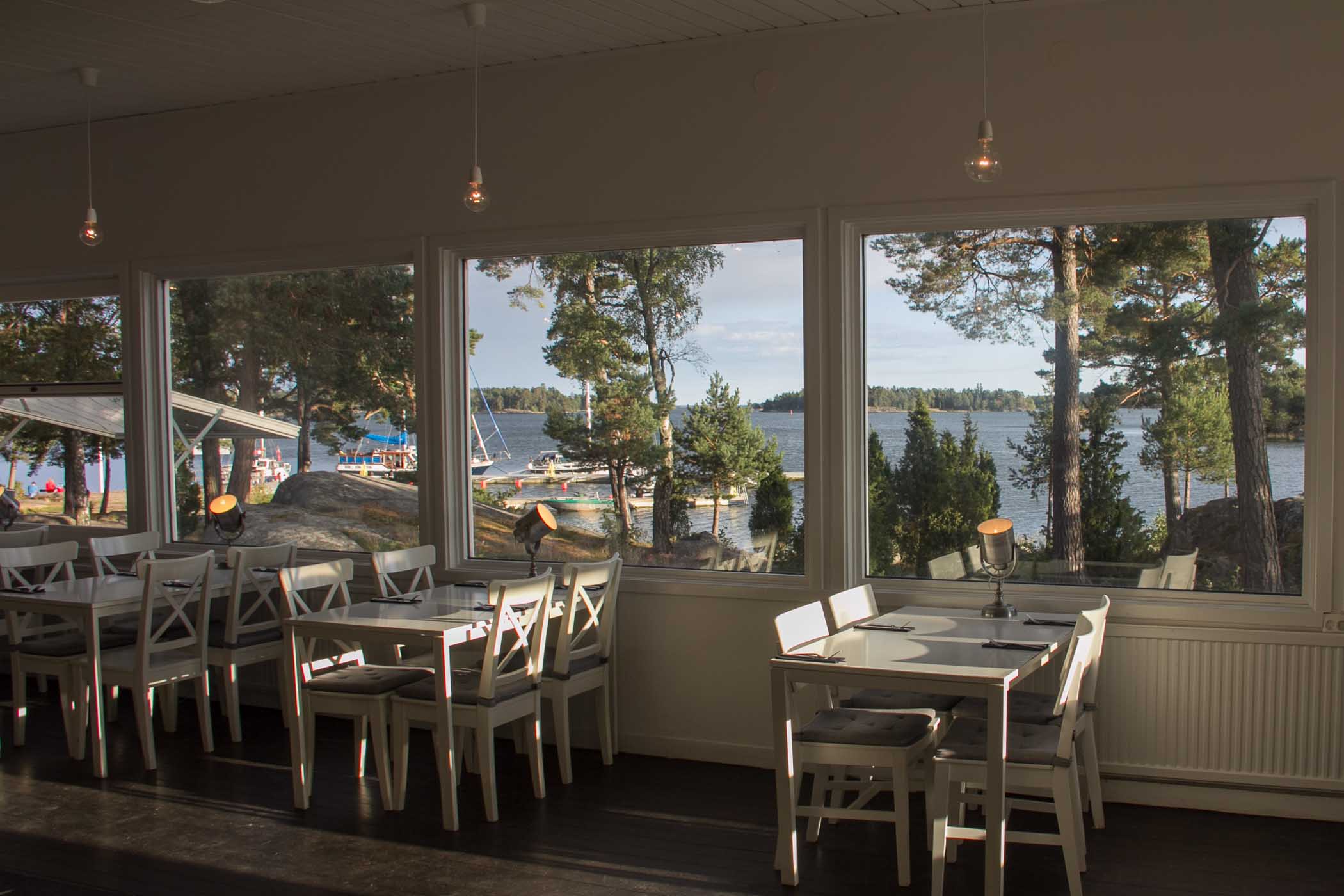 Sjöutsikt från restaurangen inne.