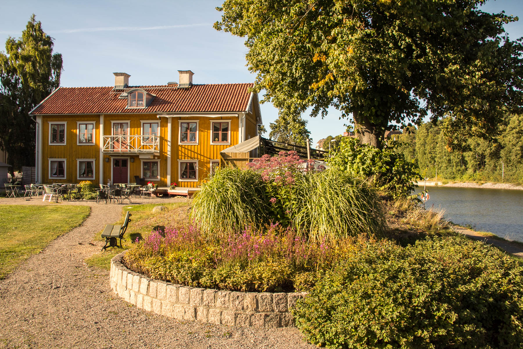 Hebbevillan med uteservering i trädgården och mot kanalen.