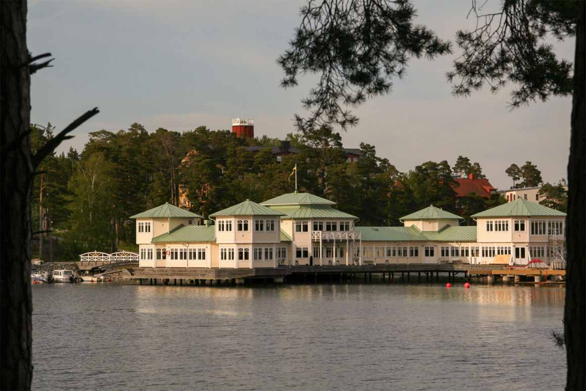 Nynäs korta strandpromenad till Trehöringen. Trippa
